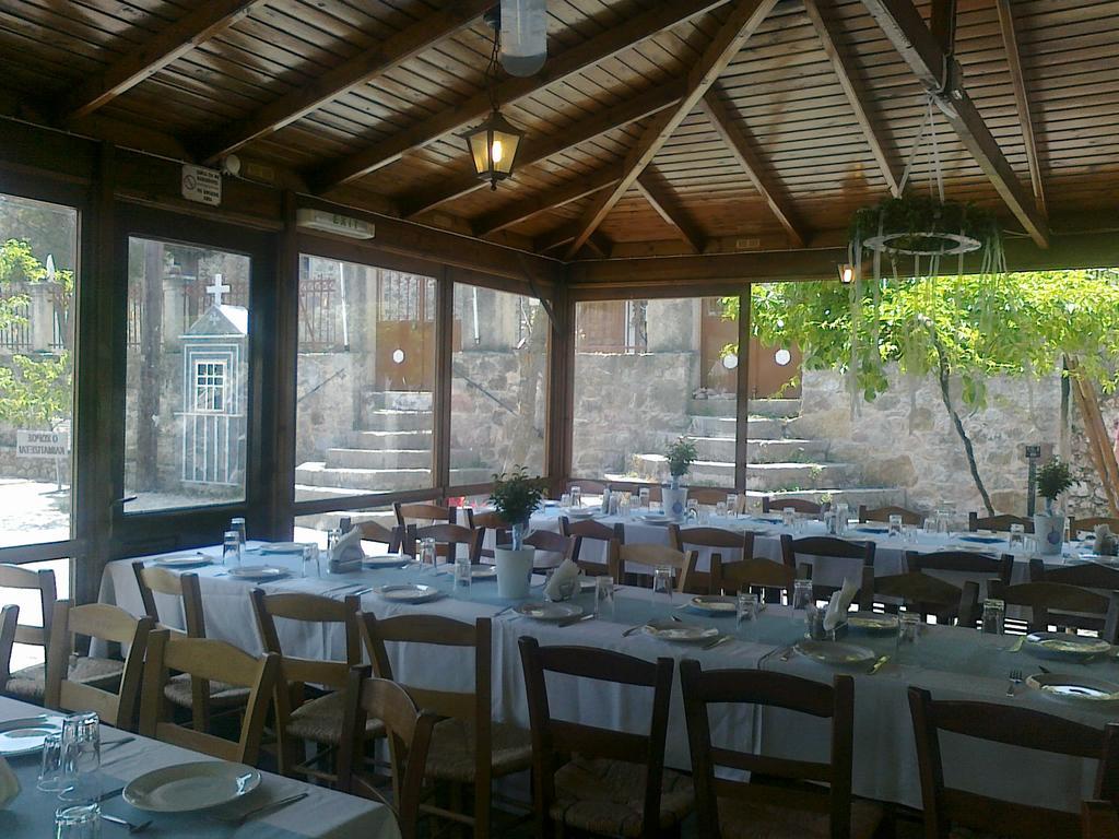 Pyrgos Houses And Restaurant Avgonima Esterno foto